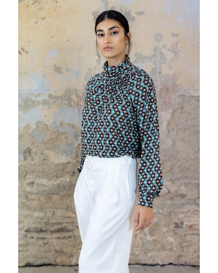 Blusa estampada cuello alto